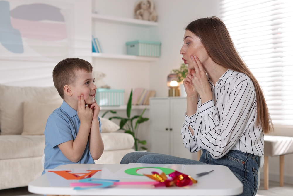 Speech,Therapist,Working,With,Little,Boy,Indoors